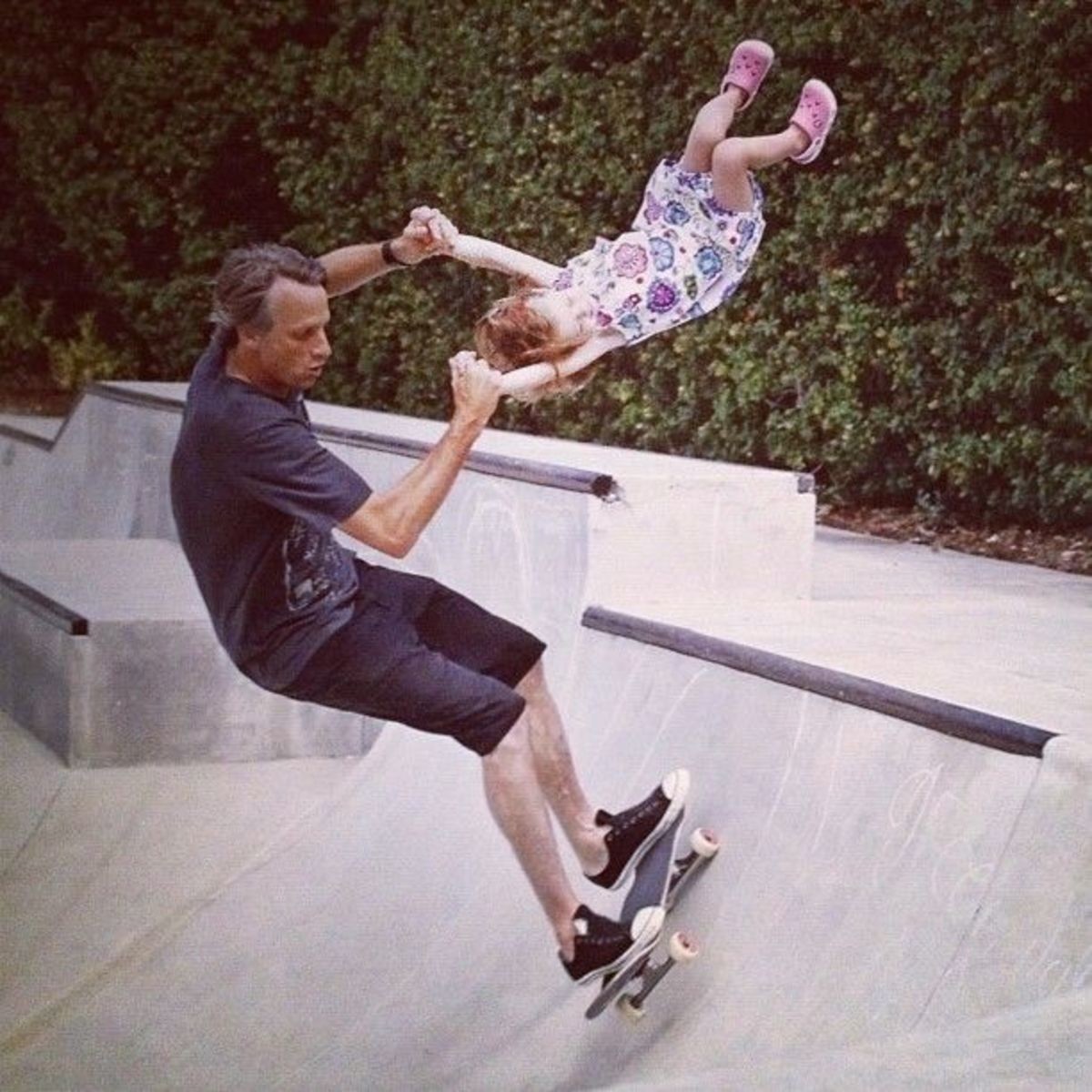 Тони Хоук с дочкой на скейте